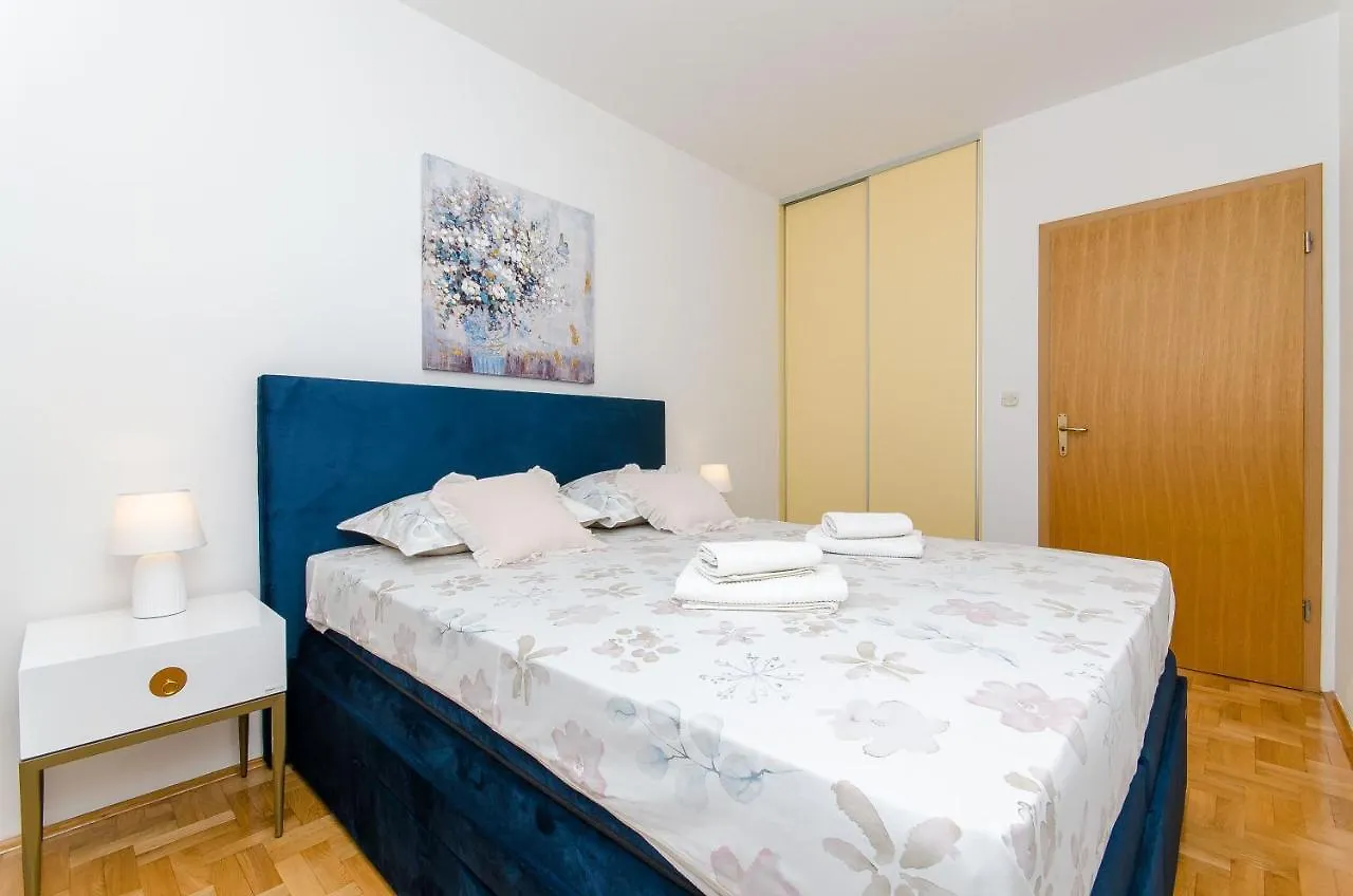Spacious Apartment Smile With Terrace And Secure Garage Сплит