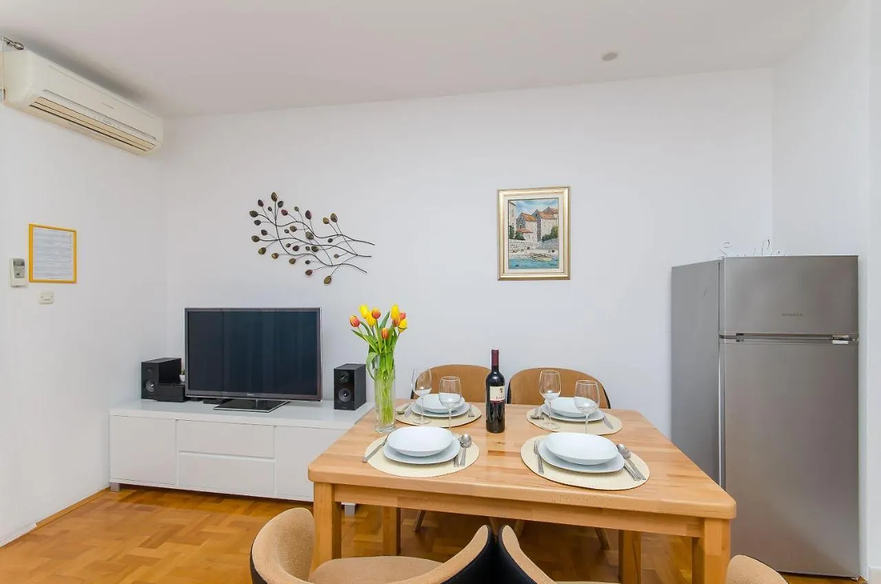 Spacious Apartment Smile With Terrace And Secure Garage Сплит