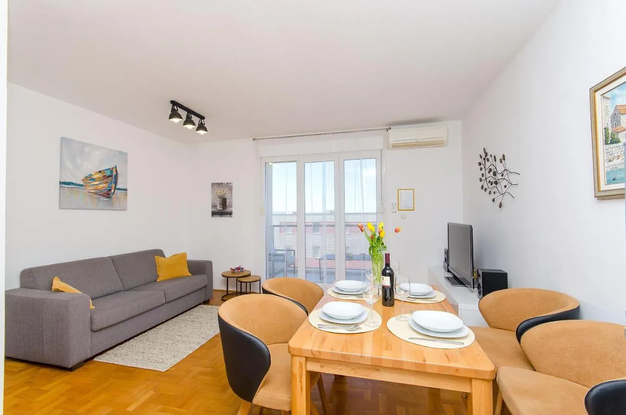 Spacious Apartment Smile With Terrace And Secure Garage Сплит