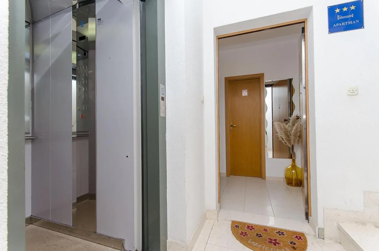 Spacious Apartment Smile With Terrace And Secure Garage Сплит